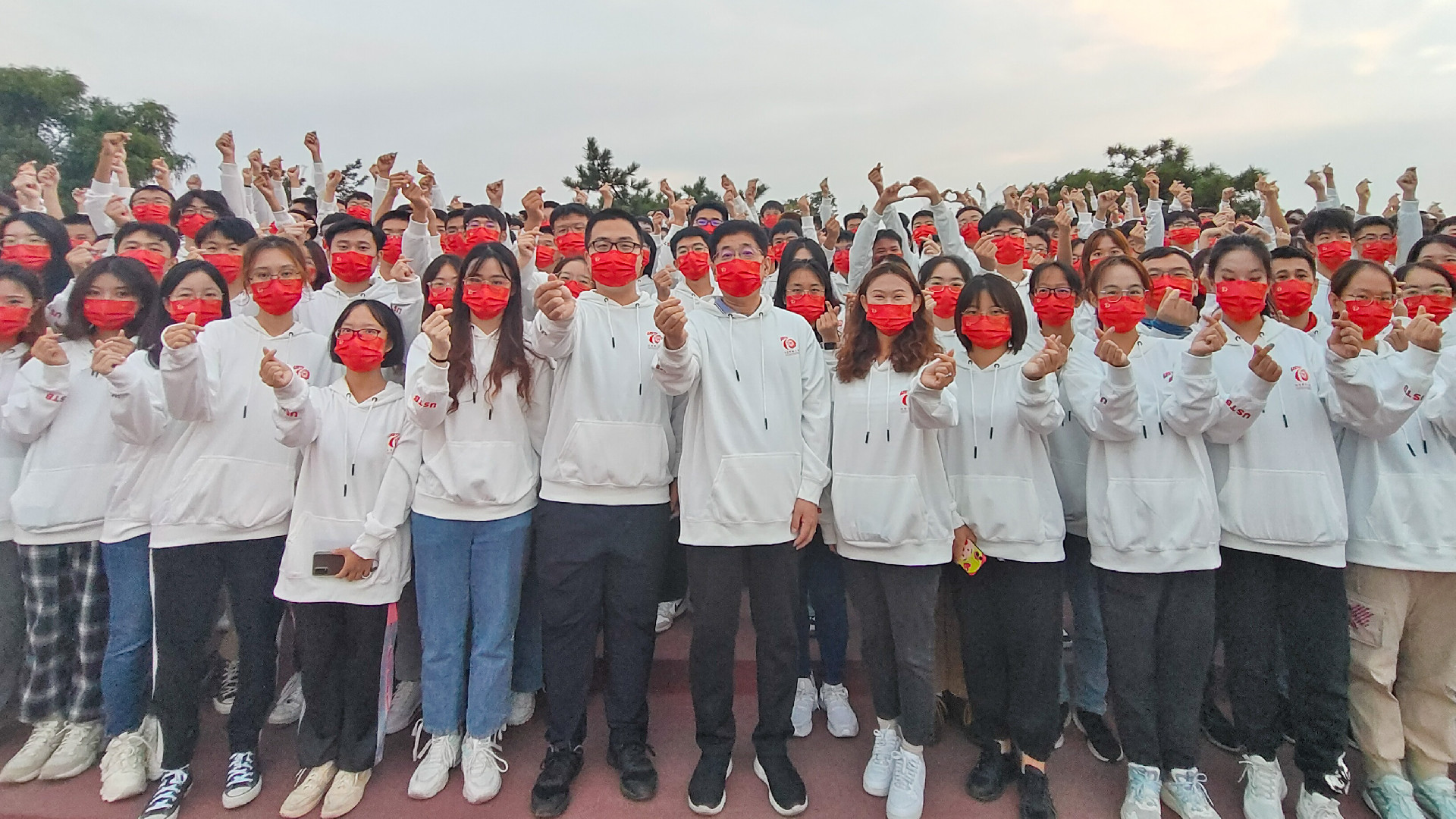 观礼台合影2.jpg