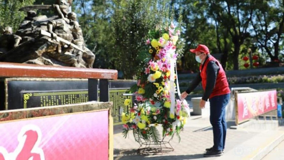 党支部书记阳建宏整理花篮缎带.jpg