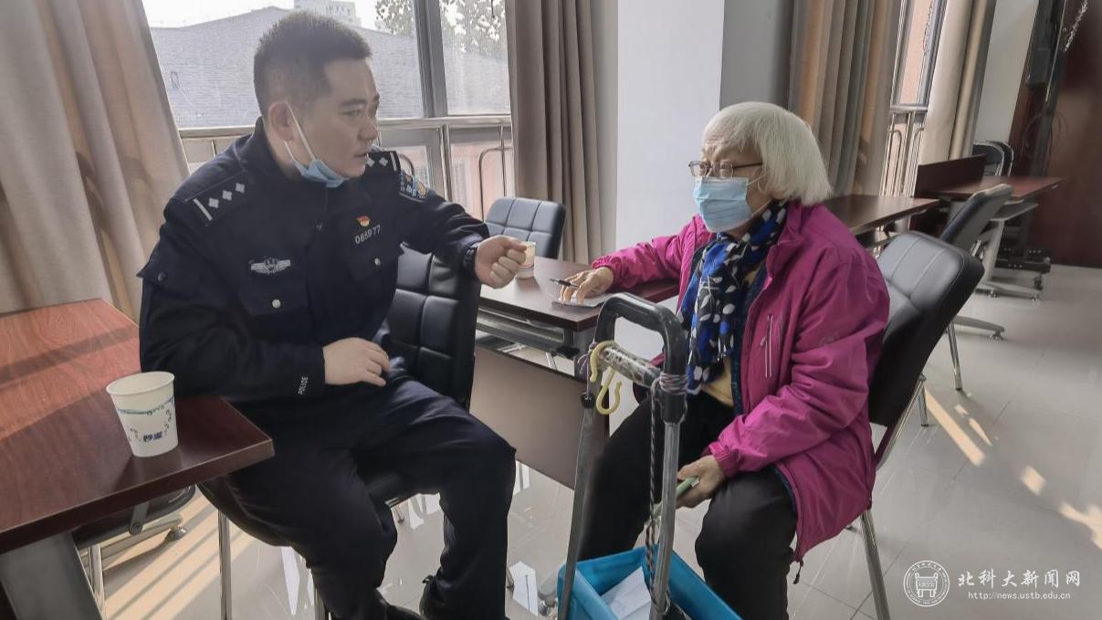 田玉超民警为离退休老同志现场答疑.jpeg