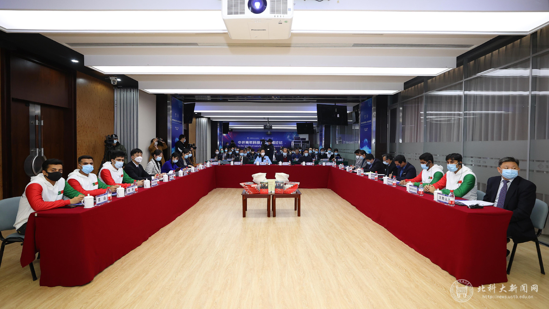 中巴青年科技人文交流论坛11月2日在北京科技大学开幕.jpg
