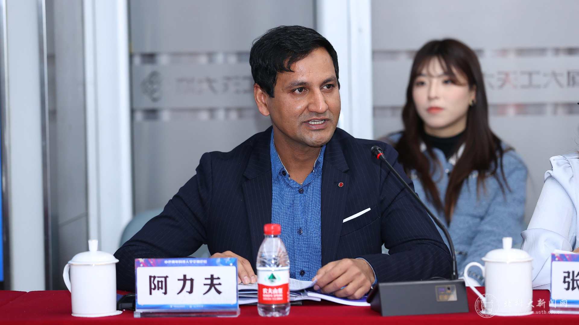 阿力夫在圆桌会议上发言.jpg