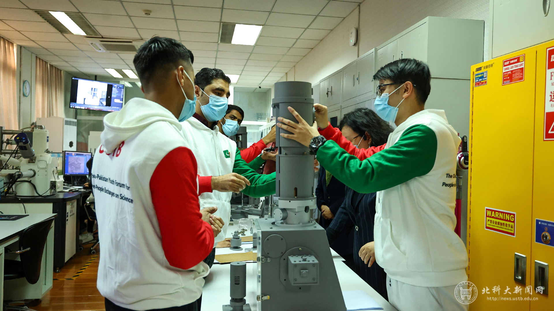 中巴青年共同组装实验教学模型.jpg