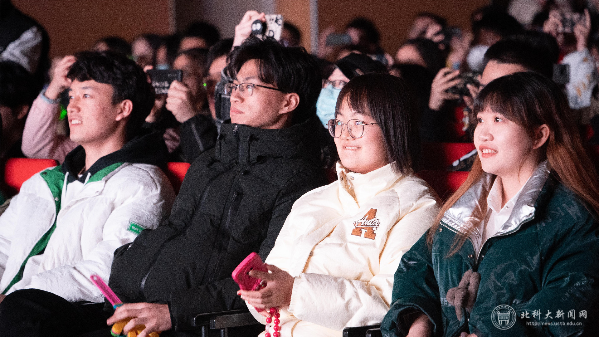 图片 6在现场观看电影时同学们的反映.jpg