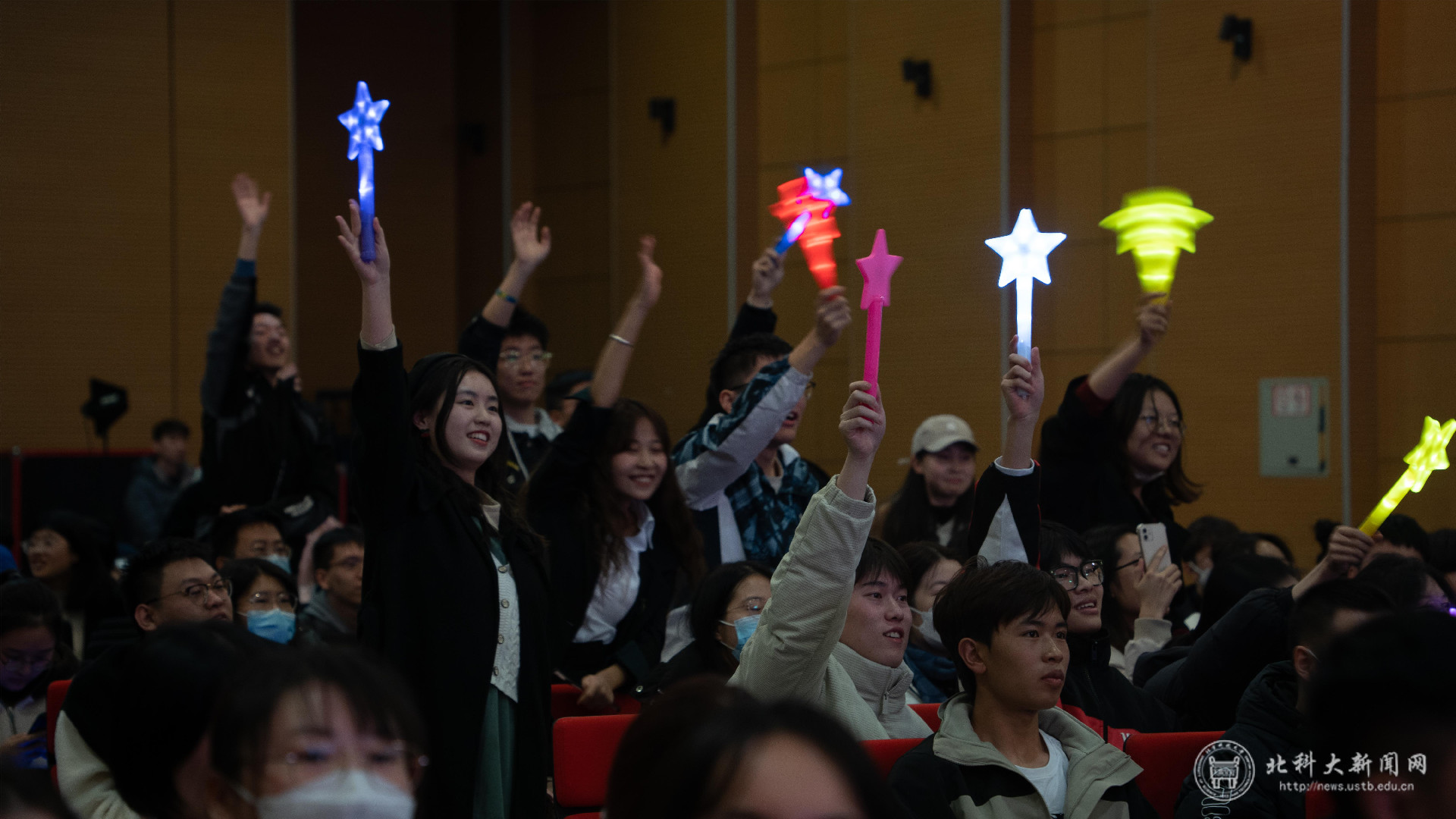 图片 8同学们积极踊跃的与主创团队互动.jpg