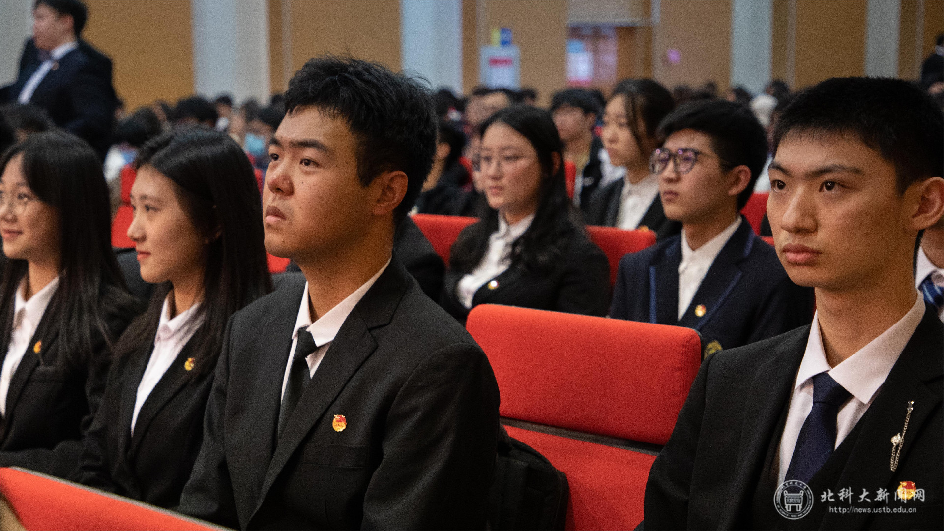 学员们认真听讲.jpg